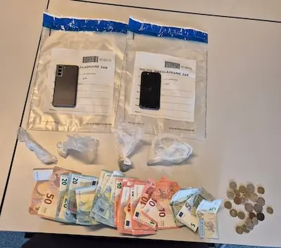 bij de aanhoudingen werden drugs geld en meerdere telefoons in beslag genomen
