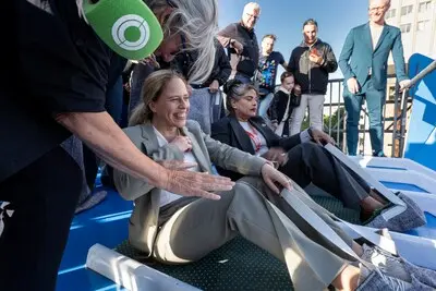burgemeester carola schouten gaat van de rooftop roetsj af