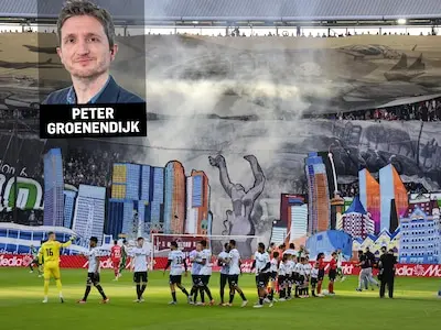 de enorme spandoeken ter nagedachtenis aan het bombardement van rotterdam woensdagavond in de kuip