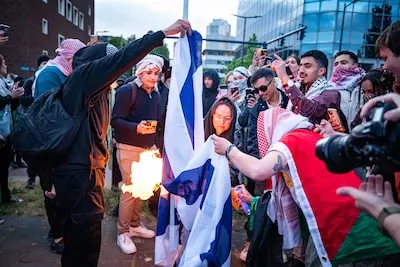 de israelische vlag is van de paal aan de vlaggenparade getrokken en in brand gestoken