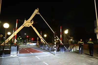de politie onderzoekt een steekpartij bij een brug in den hoorn