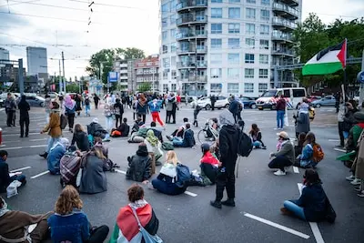 de sit in op de kruising voor de erasmusbrug