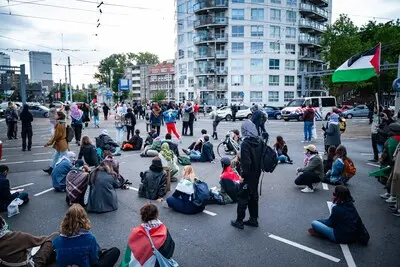 de sit in op de kruising voor de erasmusbrug