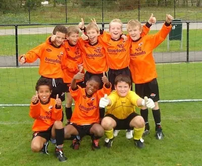 denzel dumfries in een jeugdelftal bij smitshoek