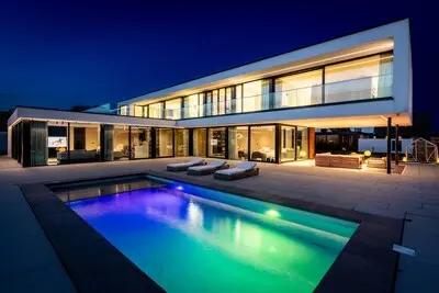 deze villa staat na een jaar alweer te koop