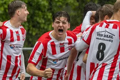 dylan spaans van sv den hoorn viert de openingstreffer tegen hvc 10