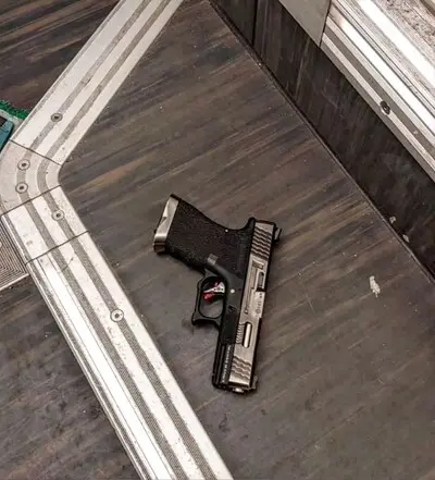 een vuurwapen op de grond in een trein