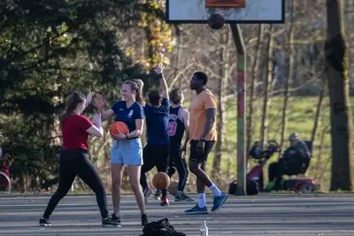 eindhoven ed2020 8863 mooi weer in februari basketballen aan locatellistraat