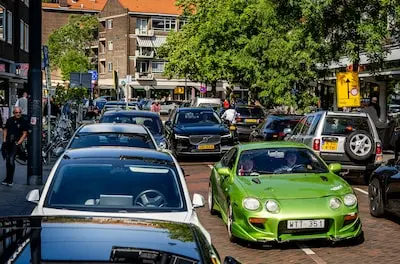 file rijden op de meent in rotterdam het was er altijd al druk nu het hofplein dicht is nog veel drukker automobilisten fietsers en voetgangers proppen zich over de meent foto frank de roo