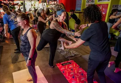 heavy metal yoga in rotterdam bij de doelen foto frank de roo