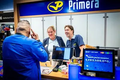 hier bij de primera op zuidplein rotterdam is er 1 miljoen gewonnen bij de lotto de winnaar is nog niet bekend foto frank de roo