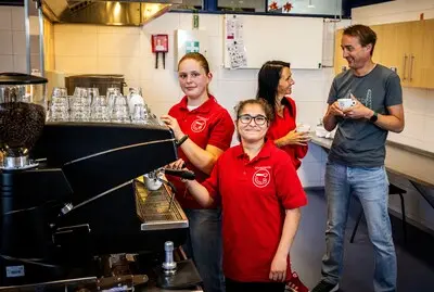 koffiezetten batista mandy de jong gaat om doorstroom batista leerprogramma op het vso herenwaard foto frank de roo