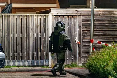 medewerker van de eod in bompak haalt de zelfgemaakte bom uit de scooter