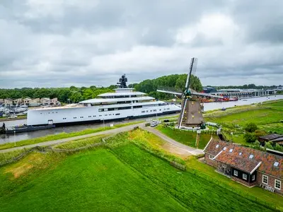 megajacht van voormalig starbucks ceo howard schultz langs de vrouwgeestmolen tussen woubruggen en alphen aan den rijn