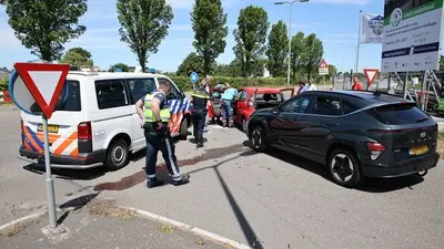 na de kop staart aanrijding in schipluiden zorgde voor glasscherven en een gewonde