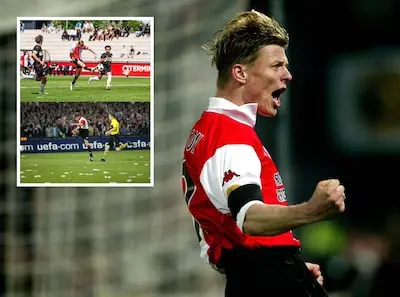nederland rotterdam 08 05 2002 rotterdam jon dahl tomasson juicht na de 3 1 uefa cup finale feyenoord borussia dortmund 2002 foto pim ras q 40 45 50 50 516106 0 161 inzet
