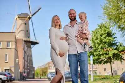 nederland schiedam 28 04 2025 hidde van der hoeven met zijn gezien de rotterdammer woont twee jaar in schiedam en is dik tevreden foto jan de groen