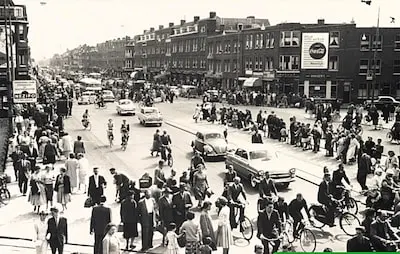 nieuwe raadplaat 17 5 2025 rotterdam zuid beijerlandselaan 1950 verkeersdrukte op de beijerlandselaan op straat veel voetgangers en fietsers en enkele personenauto s foto ad rotterdams dagblad