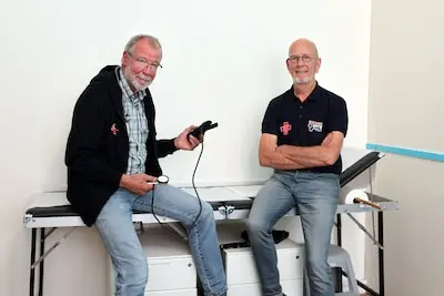 nl20250514 3171 vlaardingen straatarts sinds kort is gepensioneerd huisarts ronald vervoort links uit vlaardingen straatarts in met name de vlaardingse westwijk straatverpleegkundige