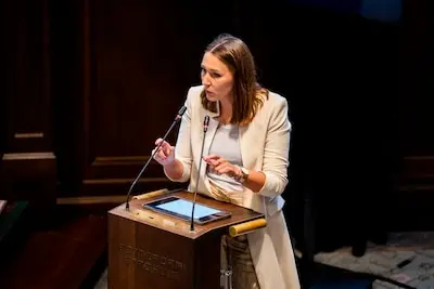 nlbeeld serie afgekocht raadsvergadering gemeente rotterdam over armoede raadslid sarah reitema pvda in het wit wethouders achbar in lichtblauw en yigit donker blauw zwart foto frank de roo