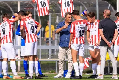 nootdorp den hoorn 07 09 2024 geen wedstrijdformulier trainer ronald hes tijdens drink pauze