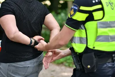 politie stock gebruik vrij dpg media handboeien arrestatie geboeid aangehouden aanhouden aanhouding boeien foto carlo ter ellen dpg media cte20210720