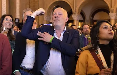 robert simons toont zijn spierballen in het stadhuis nadat de resultaten van de verkiezingen in 2022 zijn getoond
