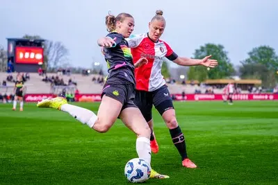rotterdam 15 04 2025 sportcomplex varkenoord season 2024 2025 football toto knvb beker vrouwen semi final match between feyenoord and psv psv player gwyneth hendriks and feyenoord player ella van kerkhoven