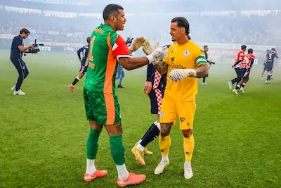 rotterdam 18 05 25 stadium het kasteel dutch eredivisie season 2024 2025 sparta rotterdam psv celebrating the eredivisie championschip psv player walter benitez sparta player nick olij