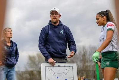 rotterdam 22 03 2025 hc rotterdam tulp hockey hoofdklasse dames season 2024 2025 jordy van der waart talking to the team during the break of the game rotterdam den bosch