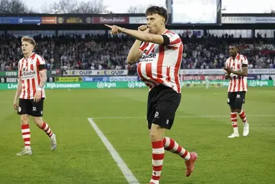 rotterdam voetbal nokkvi thorisson nskkvi thrisson scoorde 3 0 en kondigt een baby aan vreugde tijdens de wedstrijd sparta rotterdam sc heerenveen in het sparta stadion foto carla vos cor vos 2025