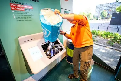 serie afgekocht adr ar20250509 2874 opening bulkmachine in winkelcentrum keizerswaard om statiegeldflesjes en blikjes in te leveren