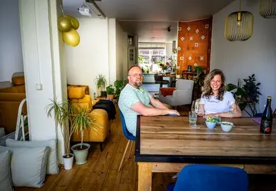 serie afgekocht adr ar20250519 3609 twee stellen in de zegenstraat ze wonen als vrienden bij elkaar en hebben met elkaar een huis gekocht omdat de huizenprijzen zo hoog zijn wonen de vrienden nu samen foto frank de roo