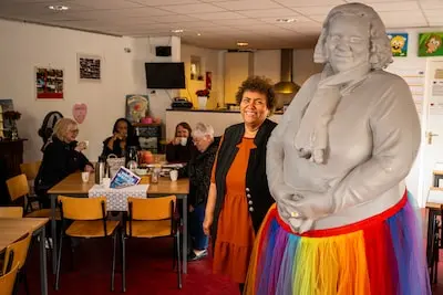 serie afgekocht adr ar20250522 4094 speeltuinvereniging jeugdveld portret van joyce de lima en haar standbeeld foto frank de roo