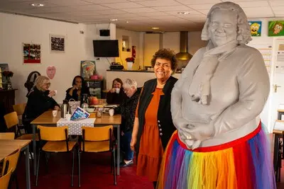 serie afgekocht adr ar20250522 4094 speeltuinvereniging jeugdveld portret van joyce de lima en haar standbeeld foto frank de roo