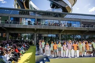 serie afgekocht adr koningin maxima opent migratiemuseum fenix op katendrecht honderd kunstenaars uit alle werelddelen exposeren in het museum foto frank de roo
