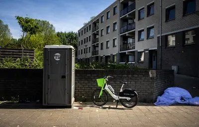 serie afgekocht adr lime bike deze fietsen worden overal op straat gekwakt zo ook hier op rotterdam zuid er is veel overlast van de fietsen op straat foto frank de roo