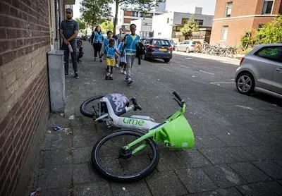 serie afgekocht adr lime bike deze fietsen worden overal op straat gekwakt zo ook hier op rotterdam zuid er is veel overlast van de fietsen op straat foto frank de roo