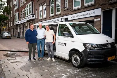 serie afgekocht adr serie afgekocht adr ar20250521 3947 van t hart autoverhuur vertrekt van de kortekade in rotterdam