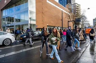serie afgekocht adr tussen de nieuwe zara en de primarkt in rotterdam is geen zebrapad om de coolsingel over te steken veel mensen doen het toch het levert gevaarlijke situaties op mensen moeten tussen de auto s door te slingeren foto frank de roo