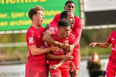 serie afgekocht bd bd20250319 2405 waardenburg foto rob pauel pix4profs voetbalwedstrijd wnc waaardenburg spelers van de zwaleuwen vieren het doelpunt van valdo spencer