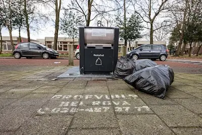 serie afgekocht nlbeeld st20230130 21882 zwolle teksten en plakkaten bij vuilcontainers in de zerboltstraat en op oude vismarkt 2023 fotopersburo frans paalman zwolle