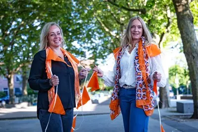 stephanie ninaber en leslie van leeuwen organiseren al jaren koningsdag in den hoorn maar gaan er nu mee stoppen ze kunnen alleen geen opvolging vinden dus het einde dreigt van dit feest in het dorp den hoorn 19 mei 2025 foto nico schouten