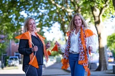 stephanie ninaber en leslie van leeuwen organiseren al jaren koningsdag in den hoorn maar gaan er nu mee stoppen ze kunnen alleen geen opvolging vinden dus het einde dreigt van dit feest in het dorp den hoorn 19 mei 2025 foto nico schouten