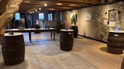 stichting kunstwerkt viert haar jubileum met de expositie van fles naar kunstwerkt in de melcherszaal van het jenevermuseum schiedam