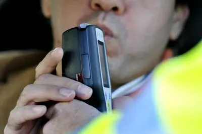 stock politie verkeerscontrole alcoholcontrole blazen klpd alcohol drank verkeer promillage ademtest bloedtest blaastest bon bekeuring rijverbod verkeersregel verkeersovertreding adem lucht bier wijn bob