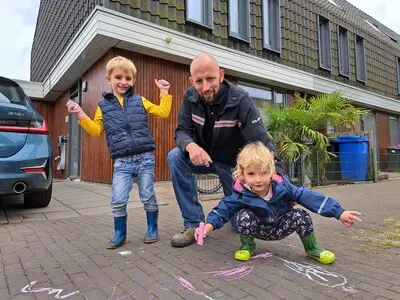 v l n r jayden 5 daniel 39 en melody 3 van de merwe wonen op de goudappel in den hoorn jayden en melody hebben met stoepkrijt kaarsjes gekleurd voor als de stroom weer uitvalt
