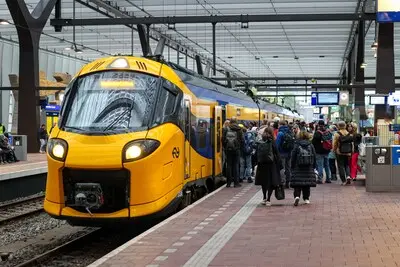 vergoed reizigers die in en uit een intercity van de ns op station rotterdam centraal stappen de trein reed daarna verder als intercity direct naar schiphol en amsterdam centraal