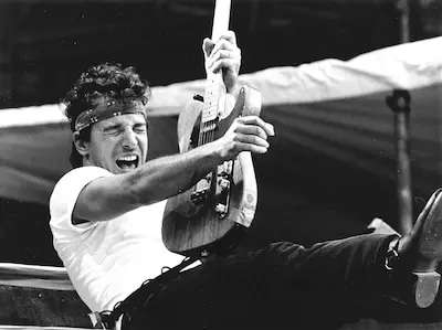 1985 06 12 12 00 00 tijdens zijn tweede nummer in de kuip bad lands nam bruce springsteen een te gewaagde sprong en belandde met een van pijn vertrokken gelaat op zijn achterste bad landling