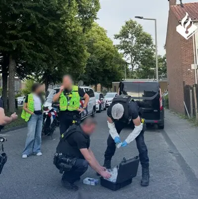agenten namen het wapen in beslag